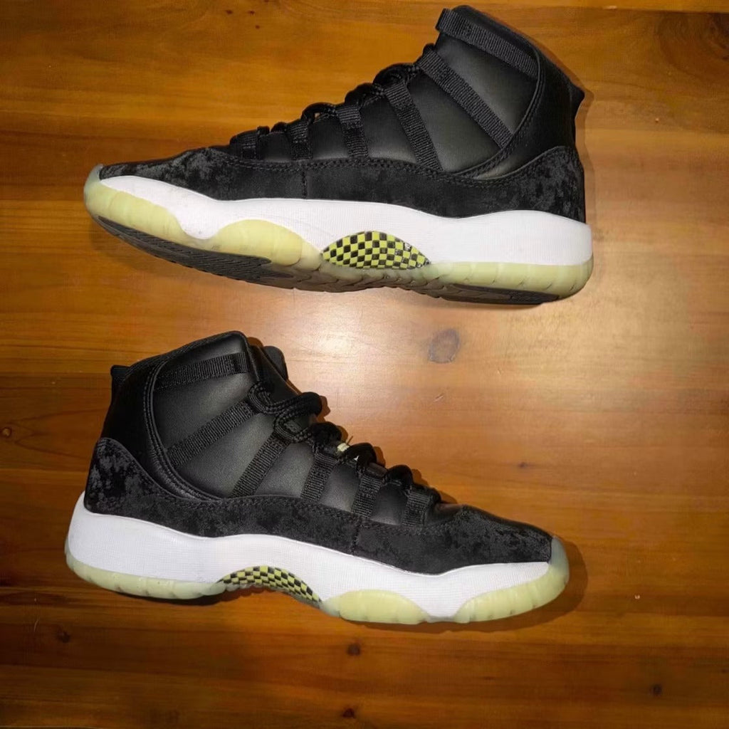 Used - Air Jordan 11 Retro Black Barely Volt (GS) - US 6.5Y - detail 2