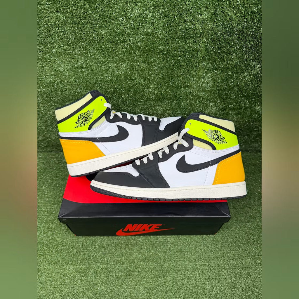 Used - Air Jordan 1 Retro High White Black Volt University Gold - US M 11 - detail 1